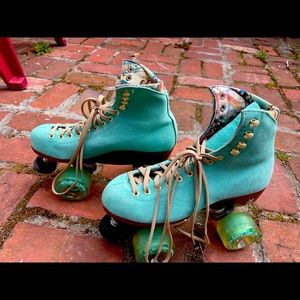 Like new pair of Moxi Lolly roller skate in color blue.